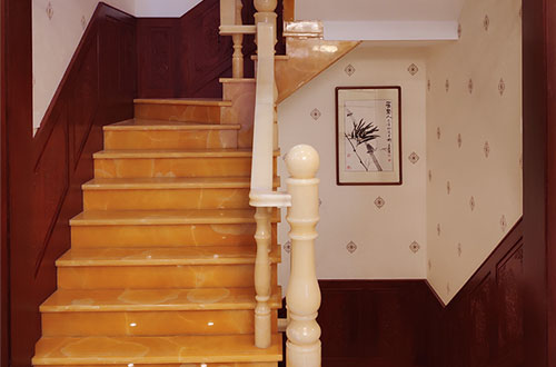 牙叉镇中式别墅室内汉白玉石楼梯的定制安装装饰效果